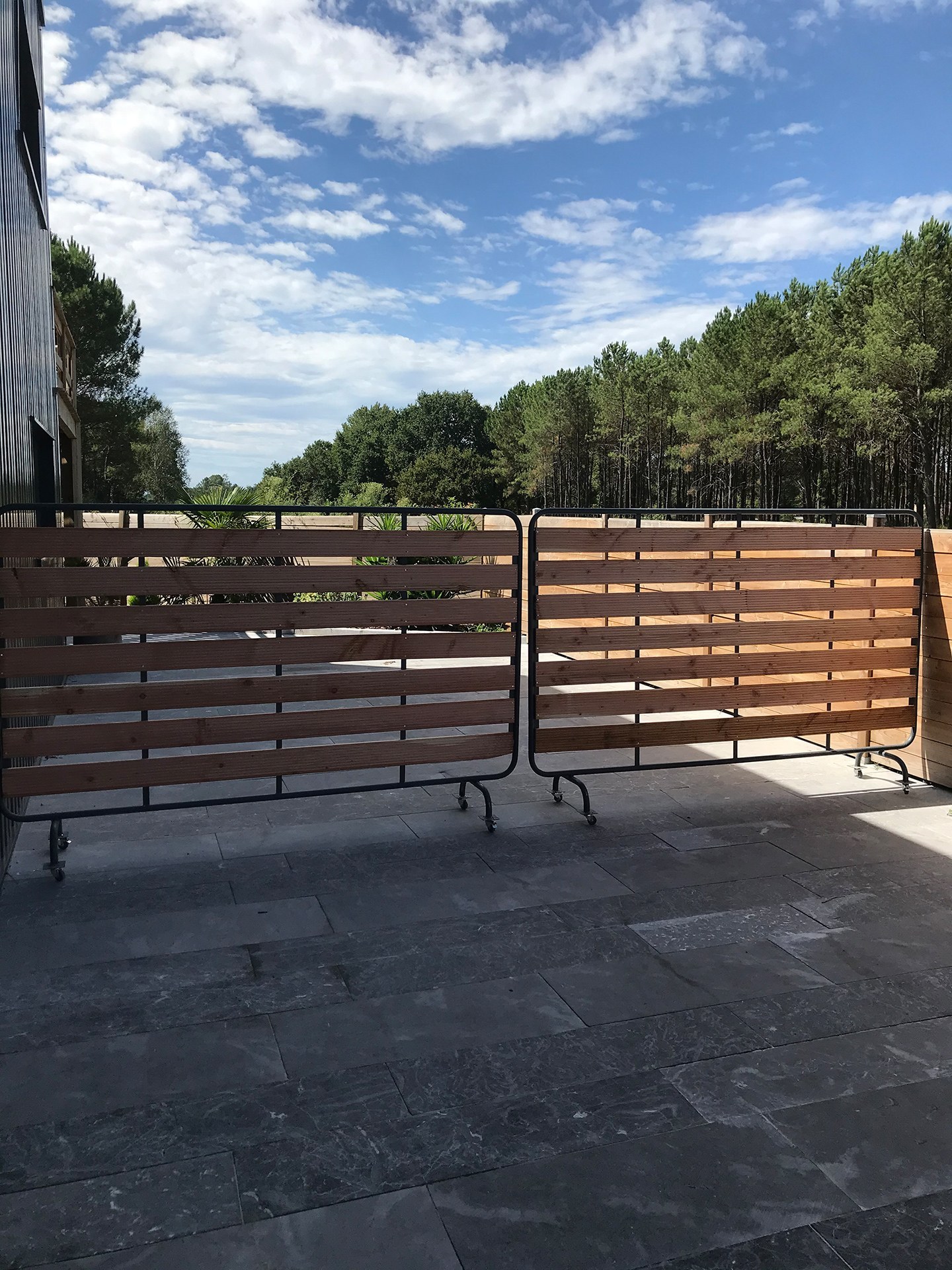 Barrière mobile sur roulettes acier et bois