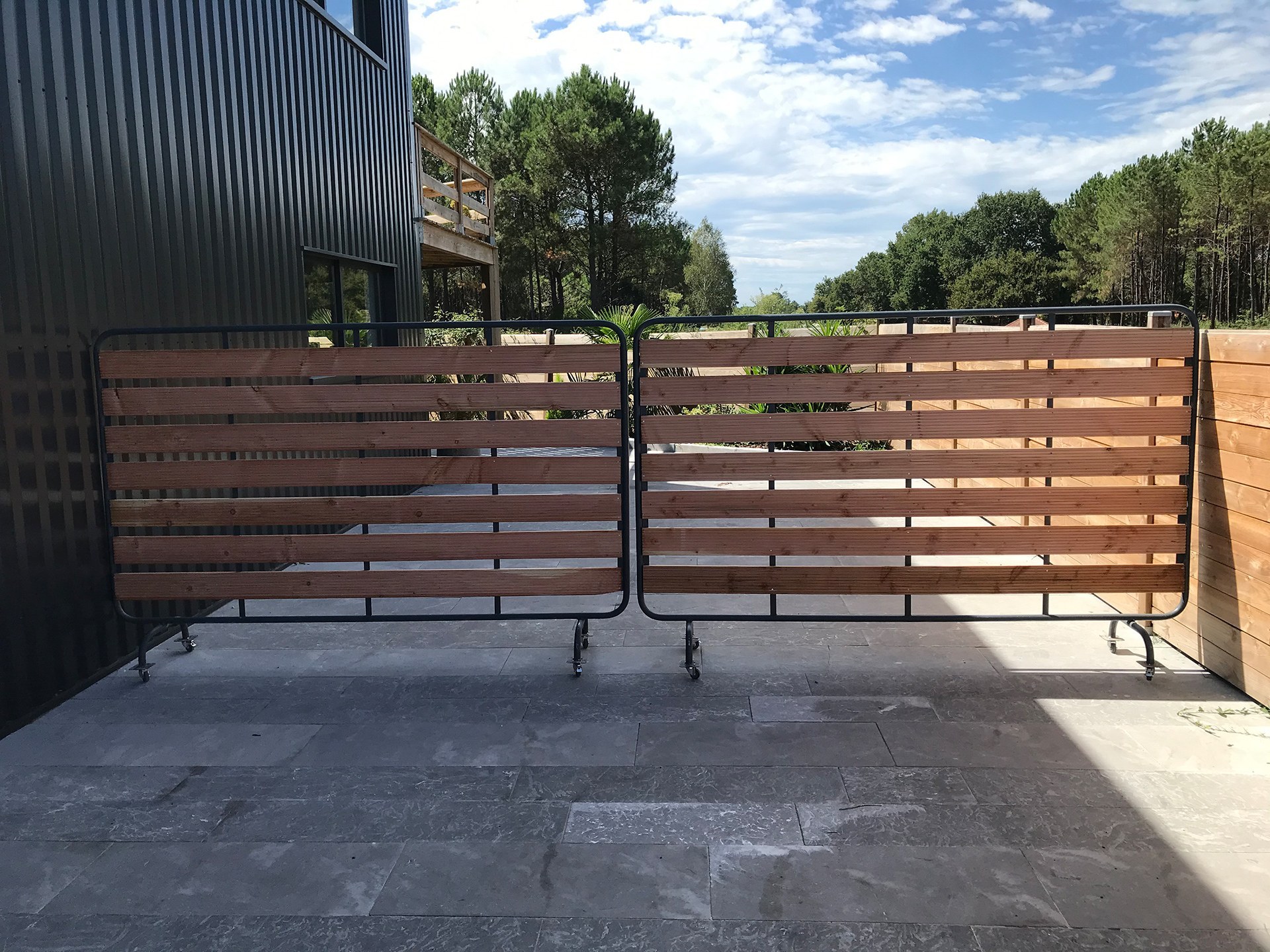 Barrière coulissante avec roulettes discrètes