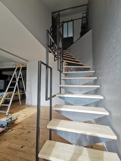 Escalier acier noir et bois chêne massif – Limons acier soudés style loft industriel
