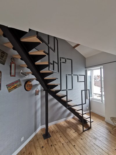 Escalier acier thermolaqué blanc avec marches en bois clair – Design contemporain