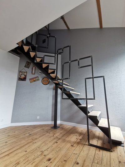 Escalier hélicoïdal acier et bois – Conception compacte pour petit espace avec détail de soudure