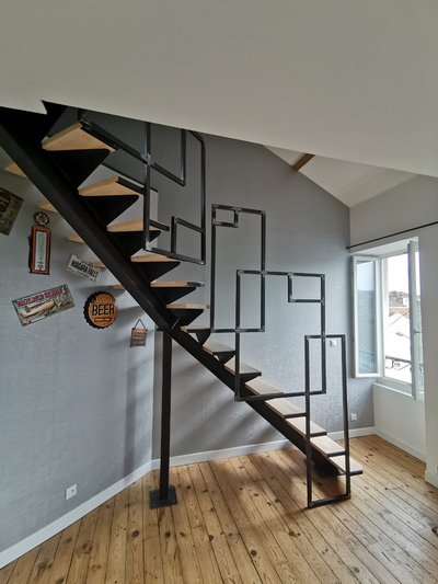 Escalier avec limon central acier forgé – Configuration ouverte et moderne pour loft