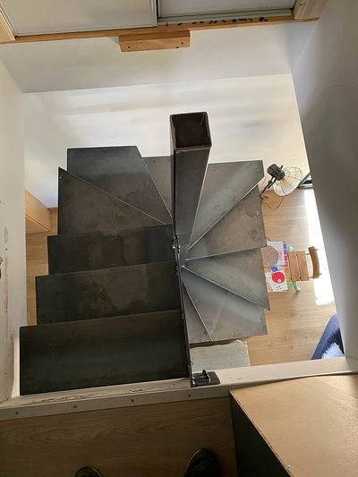 Escalier hélicoïdal acier vu du dessus – Marches en tôle pliée noire style loft
