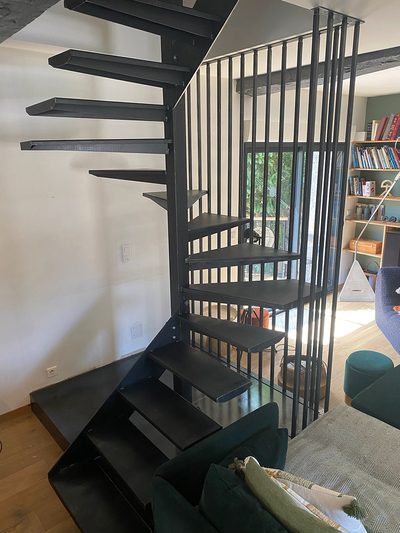 Dernière réalisation : escalier hélicoïdal acier avec garde-corps intégré – Pau 64