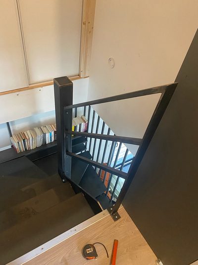 Détail de fixation soudée du garde-corps à barreaux sur escalier acier