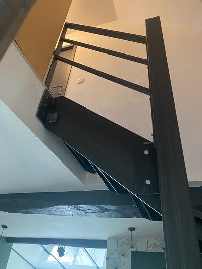 Détail de fixation d'une marche d'escalier acier au mur – Assemblage sur mesure