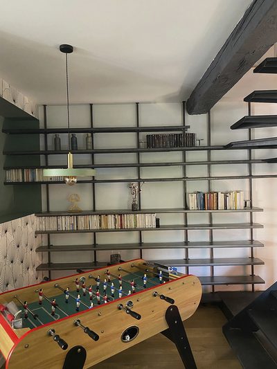 Détail d'une étagère métallique murale sur mesure en acier brut