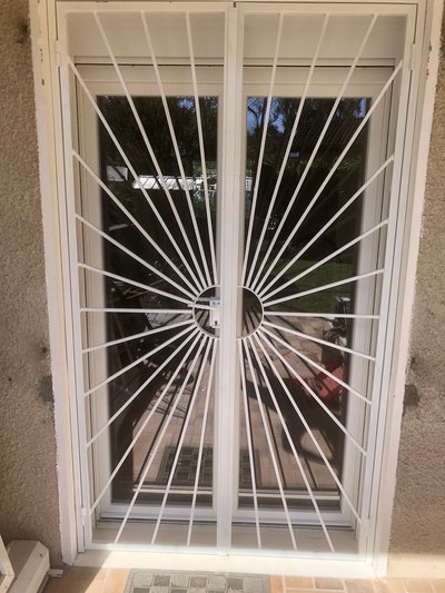 Grille de sécurité acier thermolaqué noir – Barreaux torsadés, style contemporain