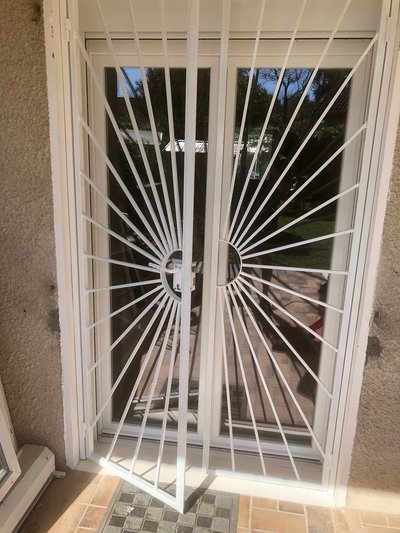 Grille de sécurité acier forgé – Motif personnalisé, serrure de sécurité intégrée