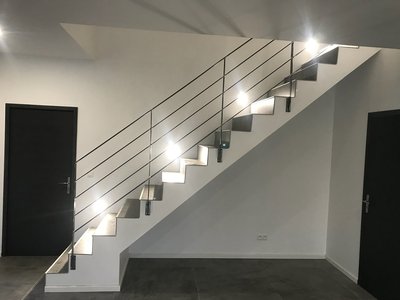 Main courante acier rond thermolaqué noir – Support forgé artisanal