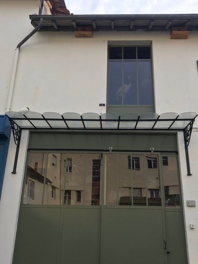 Marquise acier style loft industriel – Profilés épais et verre clair