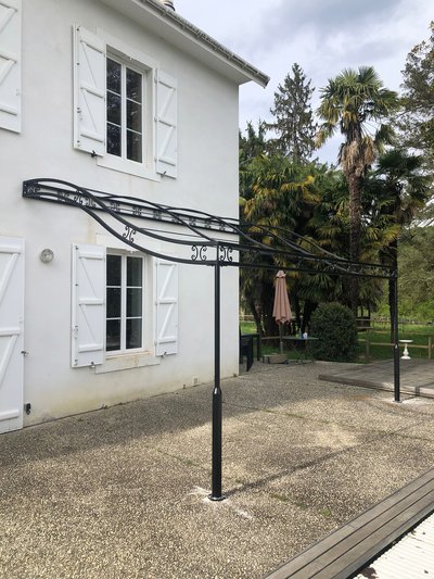 Pergola acier thermolaquée ouverte – Terrasse avec structure légère et design épuré