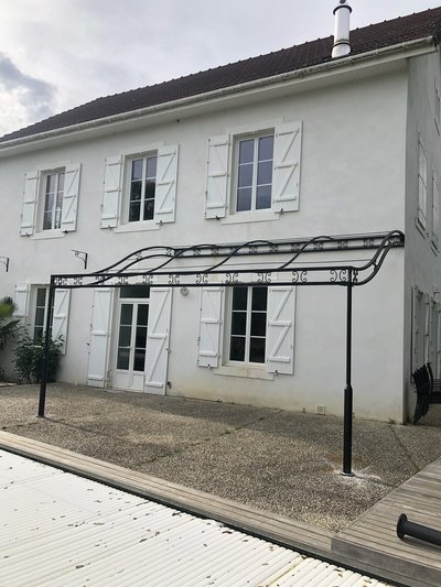 Pergola acier forgé patiné – Jardin classique avec structure robuste et finition patinée