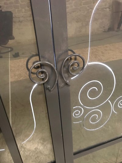 Poignée de porte acier forgé patiné – Détail de la soudure et de la finition