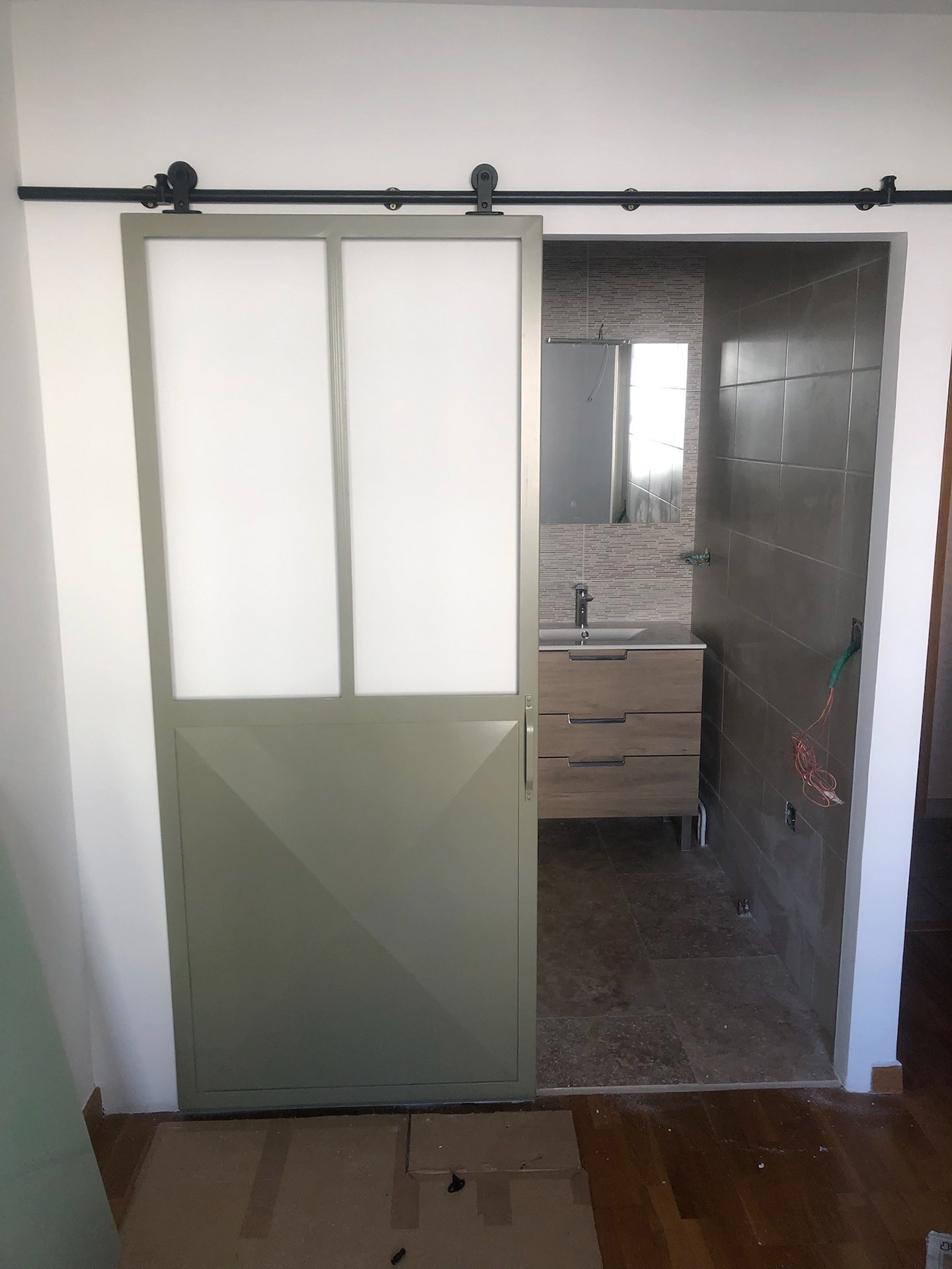 Porte coulissante acier et verre – Pau 64