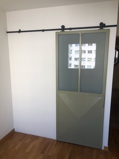 Porte coulissante acier thermolaqué blanc avec verre feuilleté – Design épuré contemporain