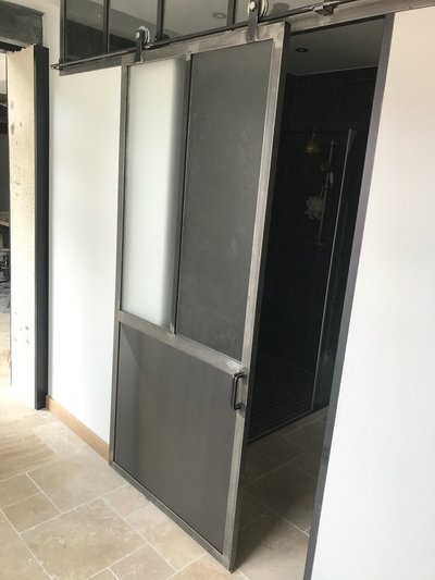 Porte coulissante acier avec décor laser gravé – Motif personnalisé sur verre