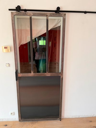 Porte coulissante double vantaux acier et verre – Ouverture large pour loft