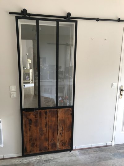 Porte coulissante acier noir avec verre haut et bois bas – Séparation cuisine salon