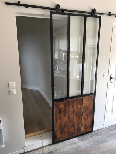 Porte coulissante acier forgé avec verre feuilleté et panneaux bois – Finition premium