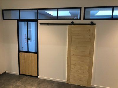 Détail assemblage acier, verre et bois – Jonction artisanale et étanche