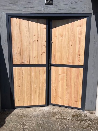 Porte de garage acier et bois massif – Soudure artisanale et finition thermolaquée