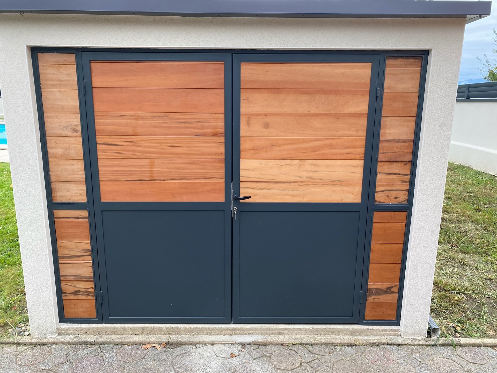 Porte cabane piscine en acier et bois