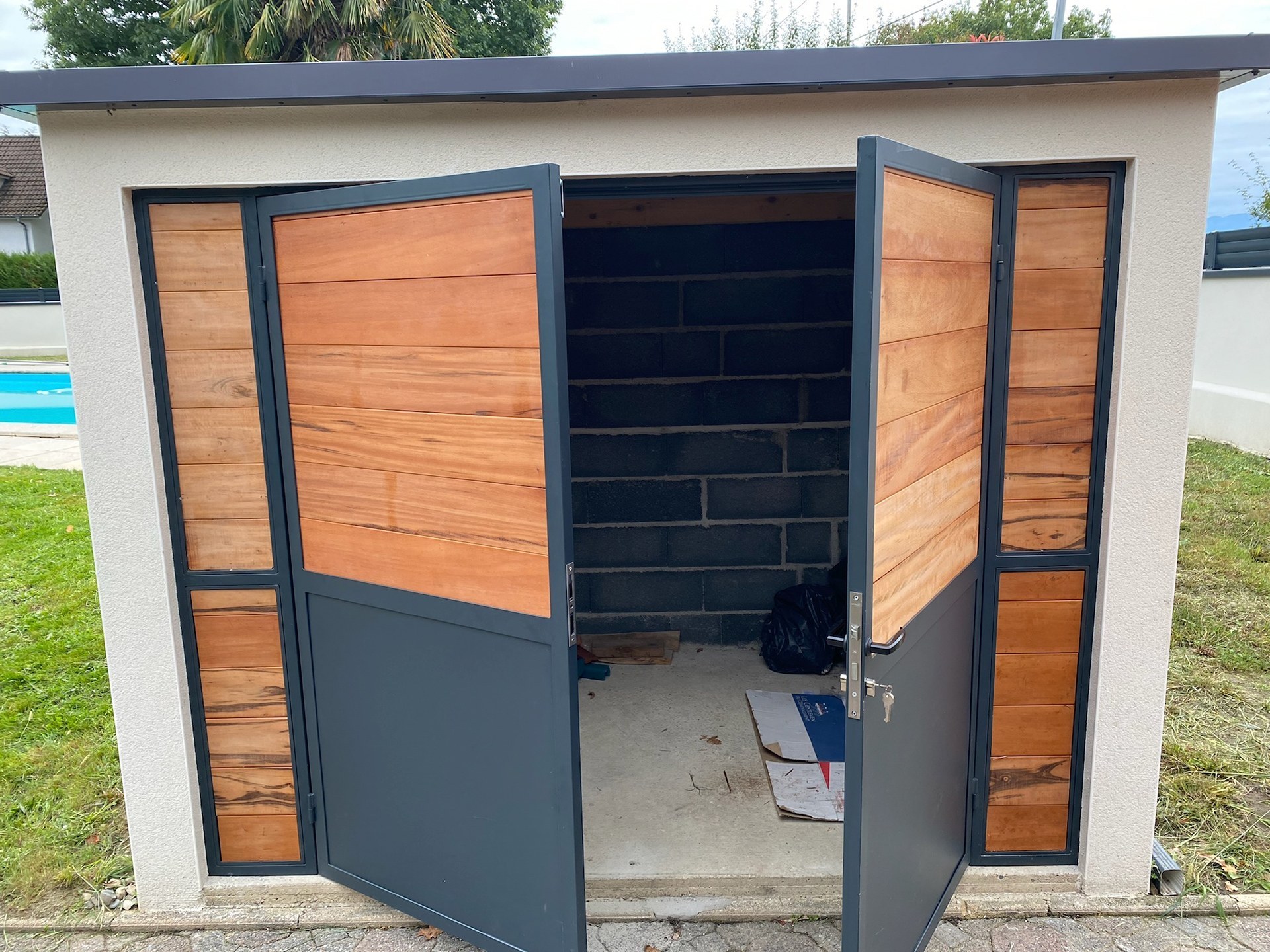 Détail charnière porte piscine