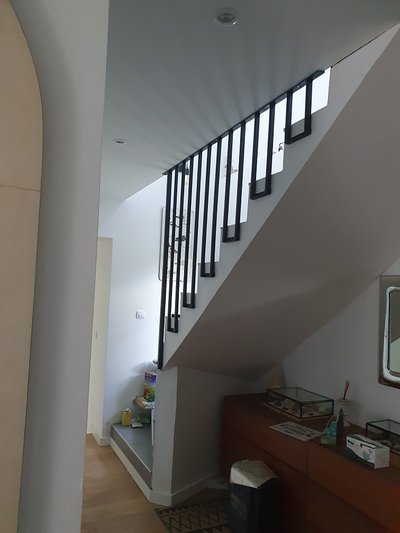 Rambarde acier avec remplissage verre feuilleté – Transparence et sécurité pour intérieur lumineux