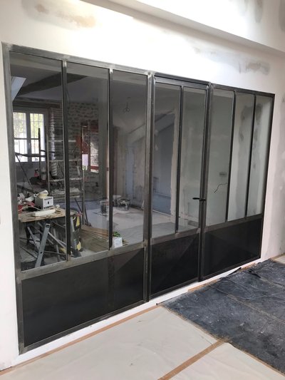 Vitrine magasin acier noir et verre clair avec porte d'entrée – Présentation produits