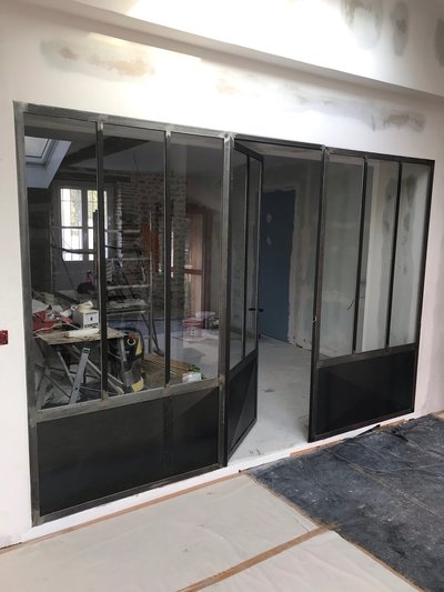 Vitrine restaurant acier thermolaqué blanc et verre – Façade contemporaine