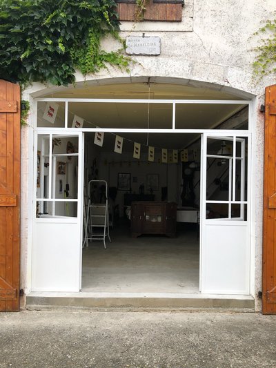 Vitrine galerie d'art acier forgé patiné et verre feuilleté – Finition premium