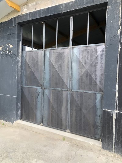 Détail des jonctions et finitions d'une vitrine commerciale acier et verre