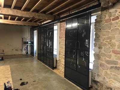 Volet intérieur acier avec découpe laser géométrique – Motif personnalisé