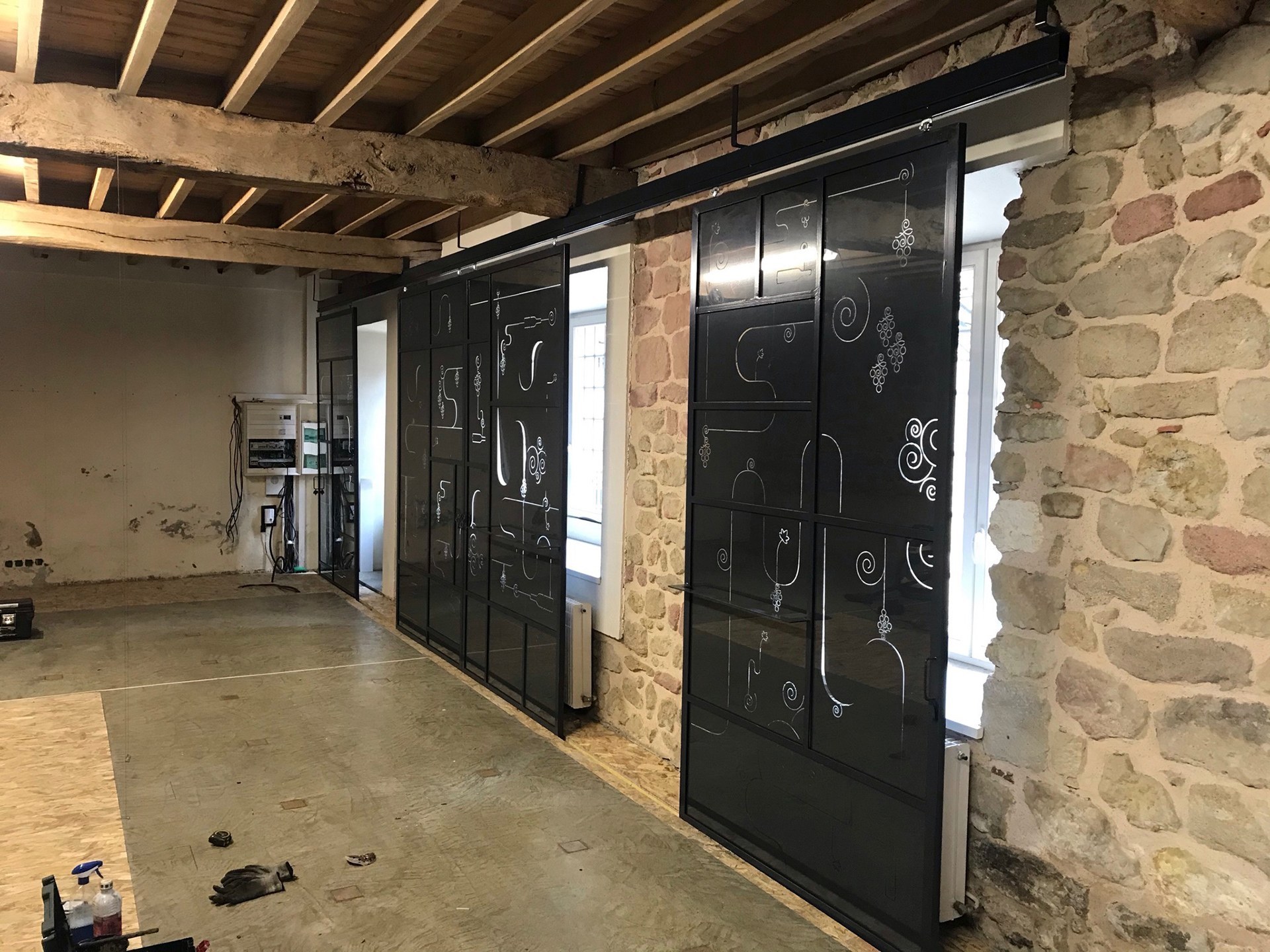 Volets intérieurs magasin avec découpe laser – Pau 64