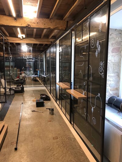 Volet intérieur acier patiné avec laser – Motif floral personnalisé pour branding